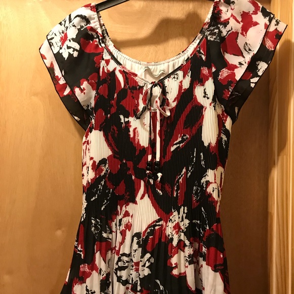Signature by Larry Levine Tops - Beautiful Top Ruffle Bottom Signature by Larry Levine Tops - Beautiful Top Ruffle Bottom